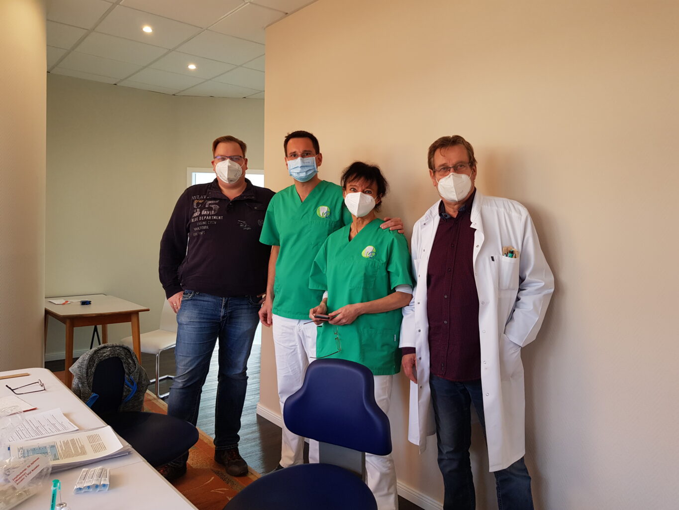 Das Team um Zahnarztfamilie Persohn bei der Impfaktion in Annaburg (Foto: Niclas Hecht)