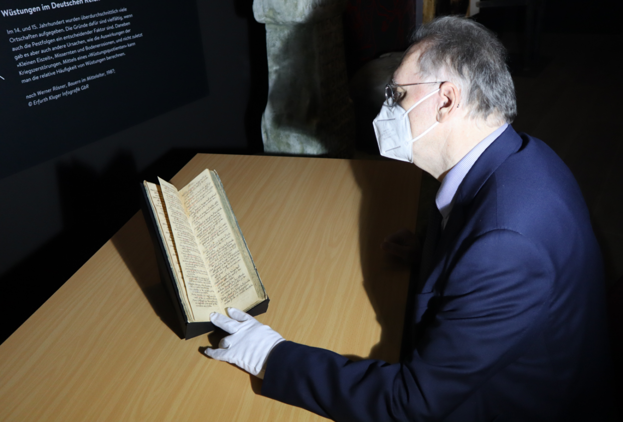 Dr. Reiner Haseloff bei der Sonderausstellung „Pest. Eine Seuche verändert die Welt."in Wittenberg